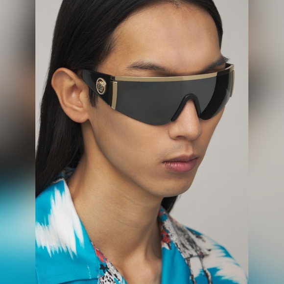 New- 💯 Original Versace Sunglasses Men's 2197 1261/87 Matte Black/Grey Lenses - Picture 6 of 15